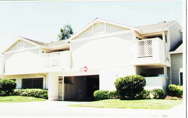 121 Kathryn Dr in Anaheim, CA - Building Photo