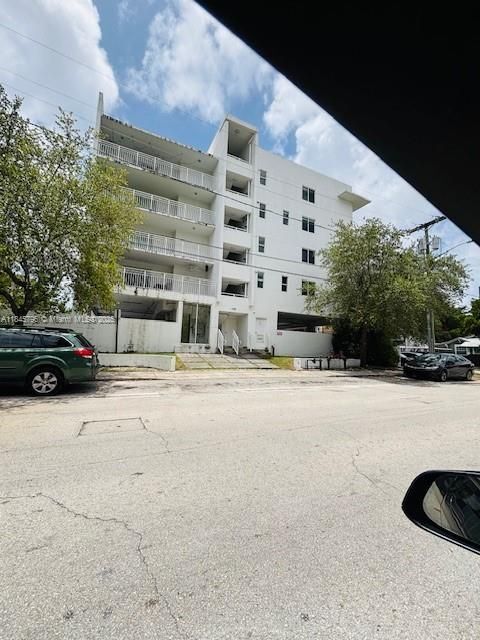 498 SW 2nd St in Miami, FL - Building Photo