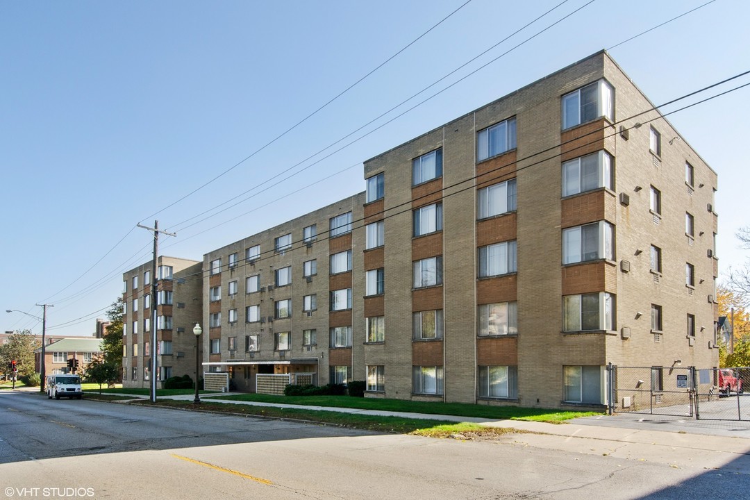 Roseanne Apartments in Elgin, IL - Building Photo