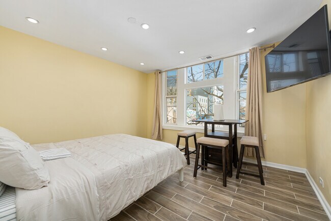 2626 N Milwaukee Ave in Chicago, IL - Building Photo - Building Photo