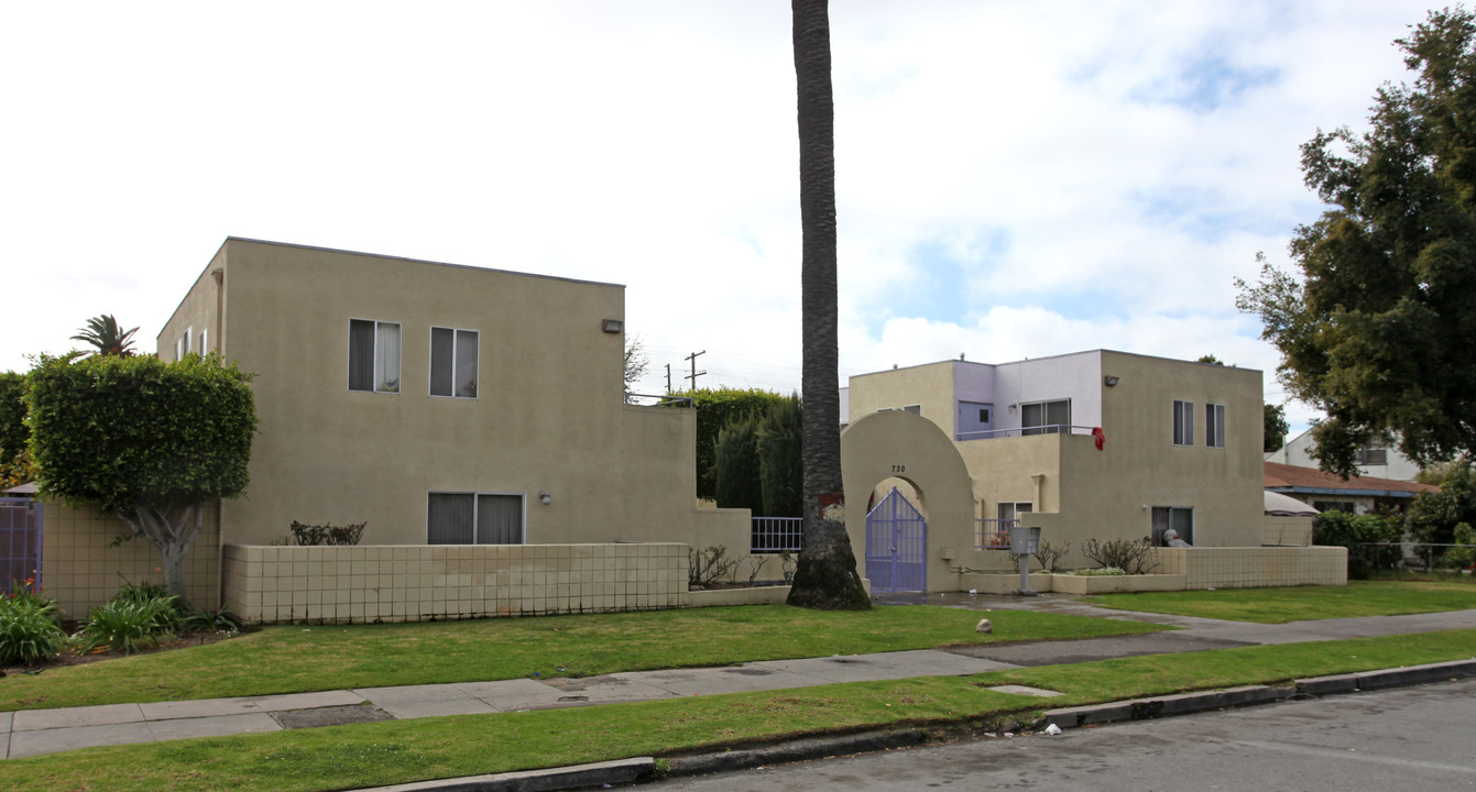 730 E Adams Blvd in Los Angeles, CA - Building Photo