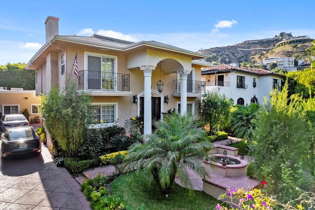 1617 N Orange Grove Ave in West Hollywood, CA - Foto de edificio