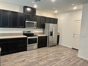3815 Roseparke Way in Sacramento, CA - Building Photo - Building Photo