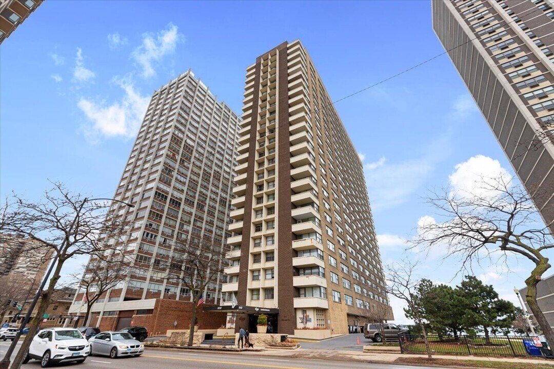 6157 N Sheridan Rd in Chicago, IL - Building Photo