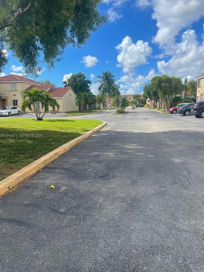 240 NW 114th Ave in Miami, FL - Building Photo - Building Photo