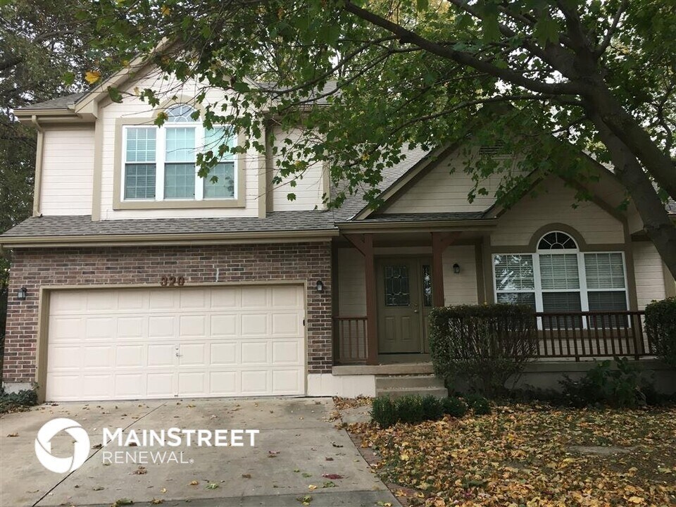 320 NE Golden Gate Ct in Blue Springs, MO - Foto de edificio
