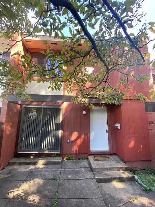 1302 Northgate Square in Reston, VA - Building Photo