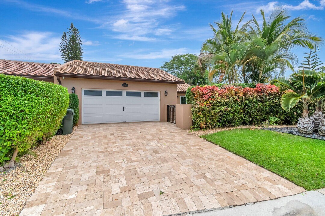 734 Camino Gardens Ln in Boca Raton, FL - Building Photo