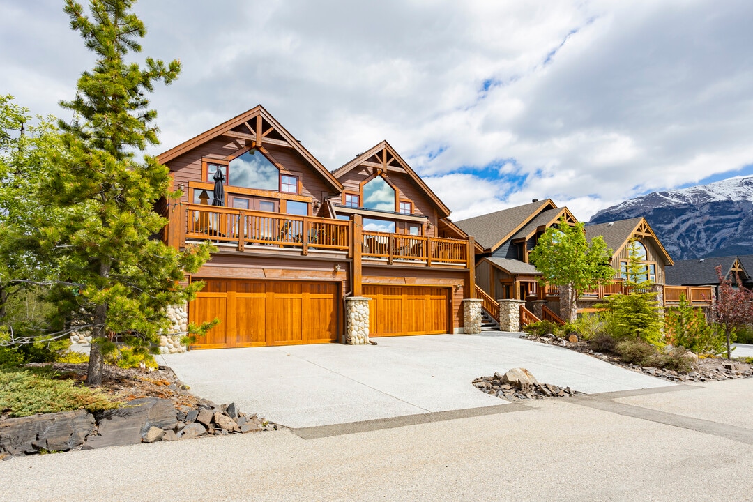 Hubman Landing in Canmore, AB - Building Photo