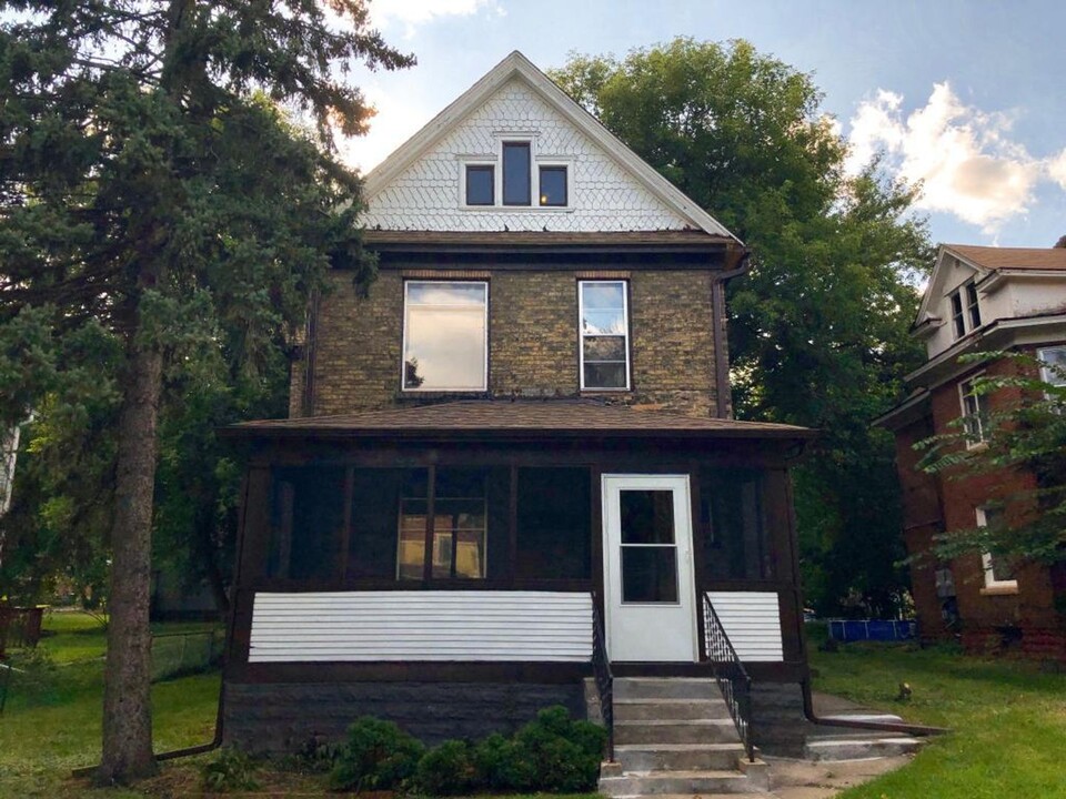 2207 N Bryant Ave in Minneapolis, MN - Building Photo