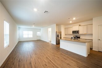 220 Longbridge Dr in Hutto, TX - Building Photo - Building Photo