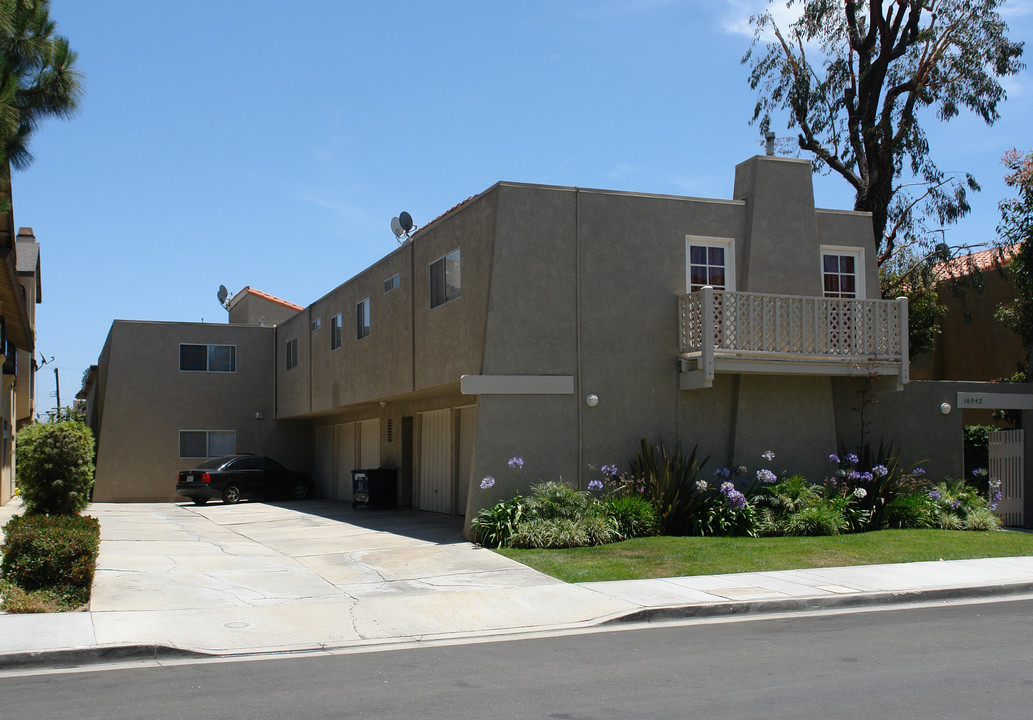 16942 Lynn St in Huntington Beach, CA - Foto de edificio