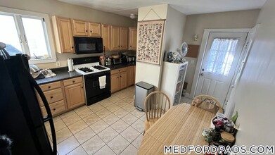89 Hillsdale Rd in Medford, MA - Building Photo - Building Photo