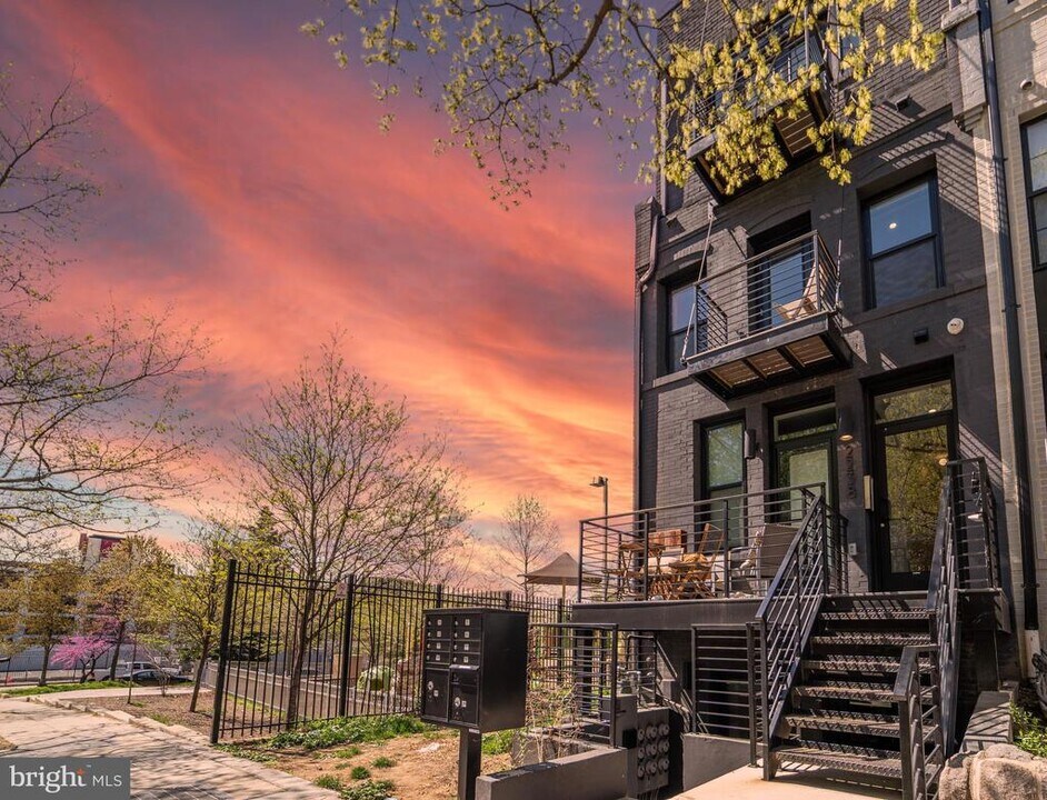 2238 Ontario Rd NW in Washington, DC - Building Photo