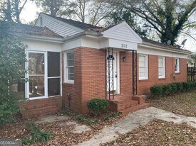 202 Academy St in Byron, GA - Building Photo