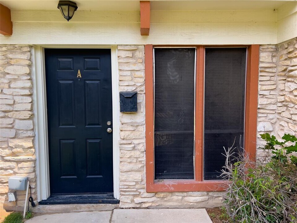 7206 Creekside Dr in Austin, TX - Building Photo