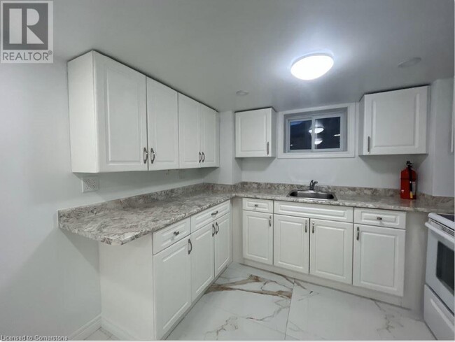 614 Fennell Ave E in Hamilton, ON - Building Photo - Building Photo