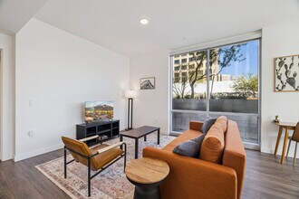 222 E Jefferson St in Phoenix, AZ - Foto de edificio - Building Photo