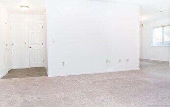 211 Windgate Cir in Monroe, CT - Building Photo - Building Photo