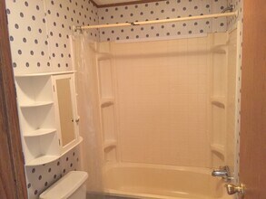 100 Holland Dr in Morganton, NC - Foto de edificio - Building Photo