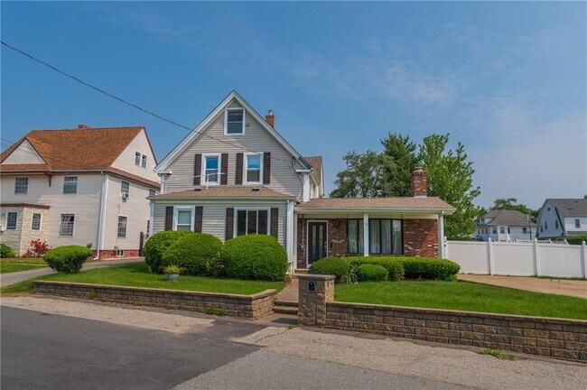 75 Gladstone St in Cranston, RI - Building Photo - Building Photo