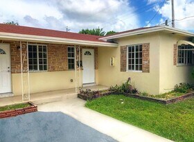 800 NE 7th St in Hallandale Beach, FL - Building Photo