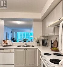 18-2118 Lee Centre Dr in Toronto, ON - Building Photo - Building Photo