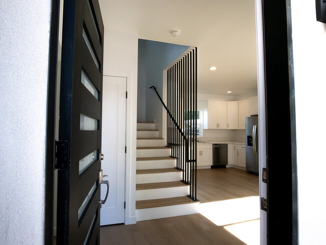 2344 Gatewood St in Los Angeles, CA - Building Photo - Building Photo
