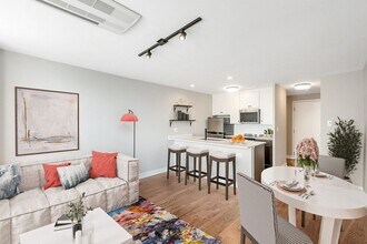 5900 N Sheridan Rd, Unit 704 in Chicago, IL - Building Photo - Building Photo