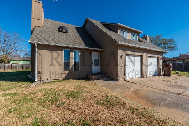2122 S White Oak Cir in Wichita, KS - Building Photo - Building Photo