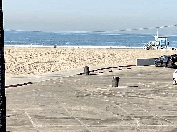 2211 Ocean Front Walk in Venice, CA - Foto de edificio