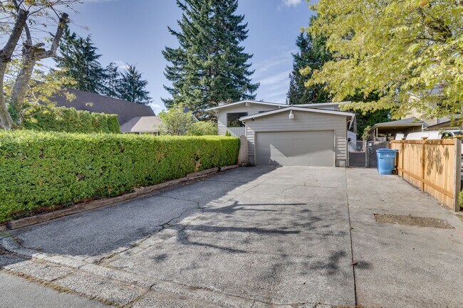 16741 NE 6th St in Shoreline, WA - Building Photo - Building Photo