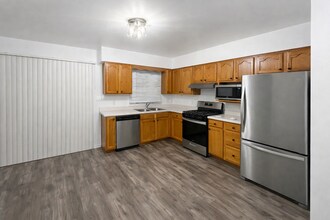 2742 Hart Rd in Highland, IN - Foto de edificio - Building Photo