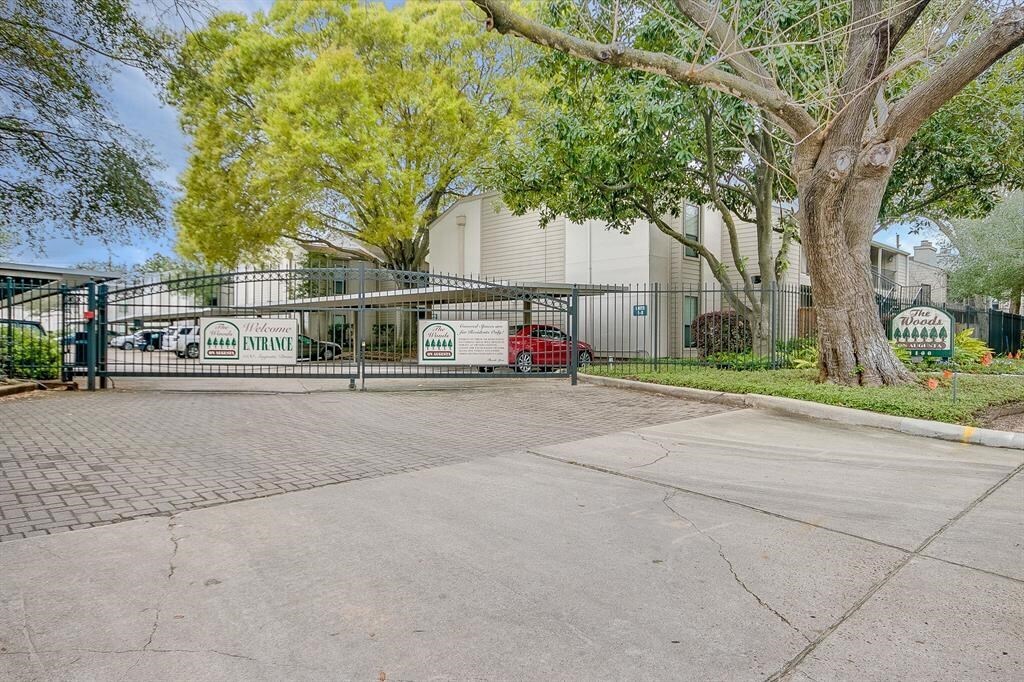 1100 Augusta Dr in Houston, TX - Building Photo