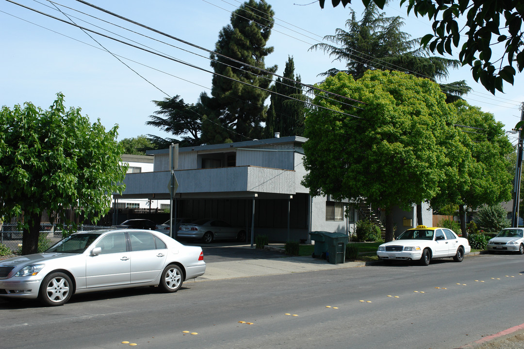 2497 Walters Way in Concord, CA - Foto de edificio