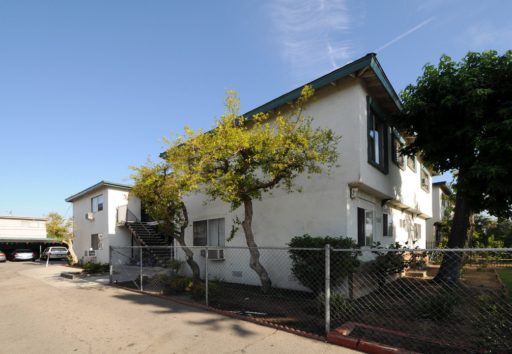 7649 Greenbush Ave in Los Angeles, CA - Building Photo