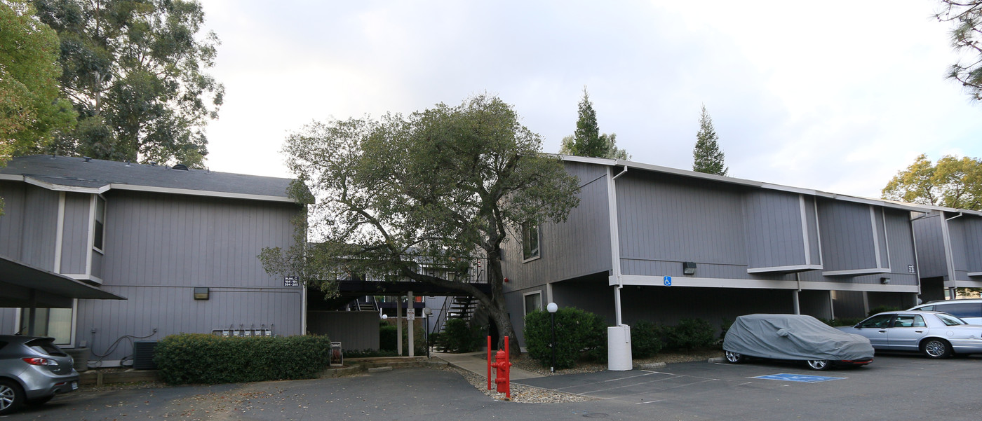 Sutter Court Apartments in Carmichael, CA - Building Photo