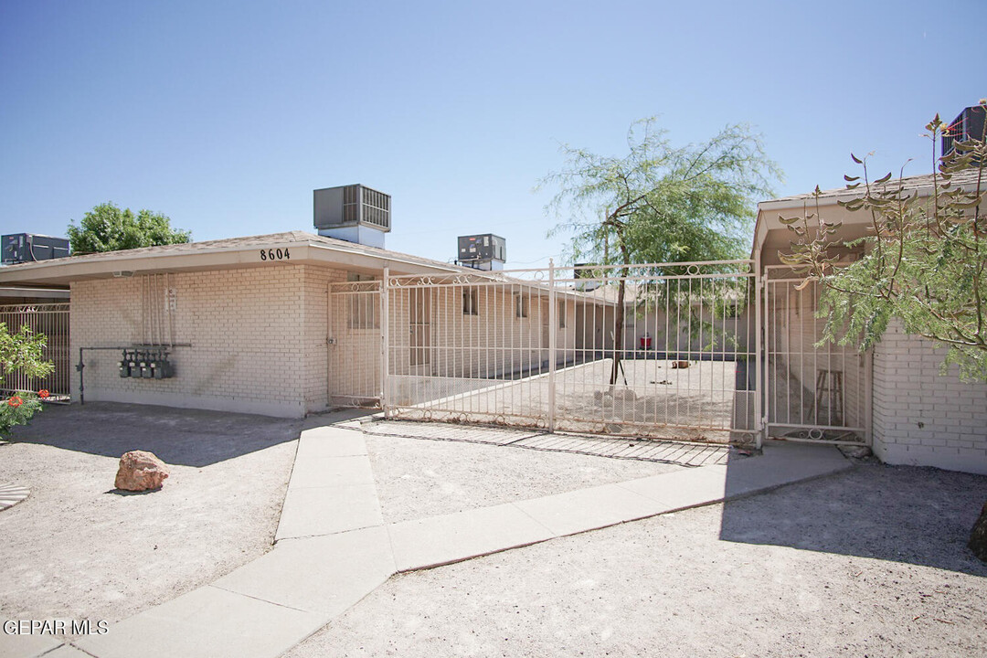 8604 Lawson St in El Paso, TX - Building Photo