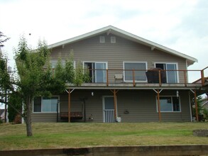 1435 Crestview Dr in Camano, WA - Foto de edificio - Building Photo