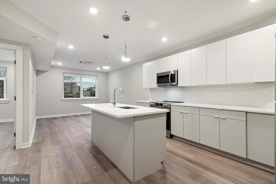 3449 Scotts Ln, Unit B303 in Philadelphia, PA - Building Photo