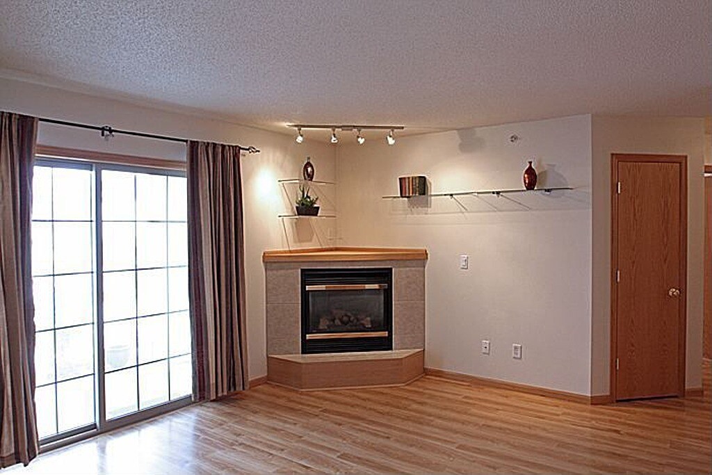 2863 Coral Ct, Unit 103 in Coralville, IA - Building Photo