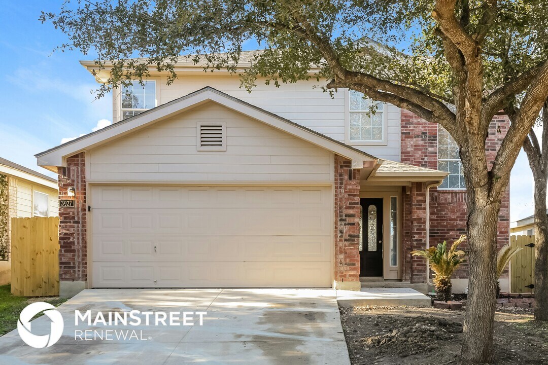 3927 Nuttall Oak Dr in San Antonio, TX - Building Photo