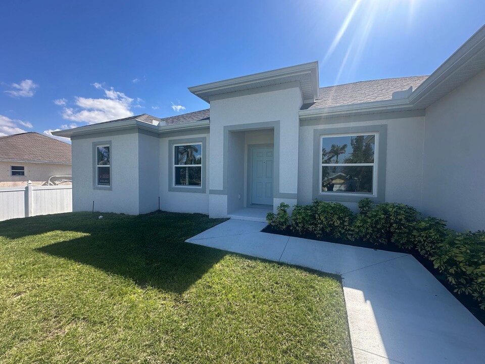 4306 NW 33rd St in Cape Coral, FL - Building Photo