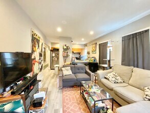 33 Long Ave in Boston, MA - Foto de edificio - Building Photo