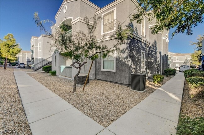 6955 N Durango Dr in Las Vegas, NV - Foto de edificio - Building Photo