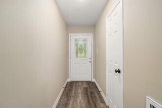 16110 Reseda Cir in Houston, TX - Foto de edificio - Building Photo
