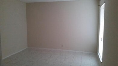 1855 Poplar Woods Cir E in Germantown, TN - Building Photo - Building Photo