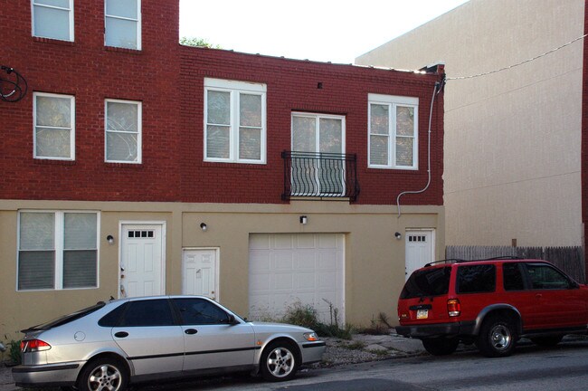 915 N 19th St in Philadelphia, PA - Building Photo - Building Photo