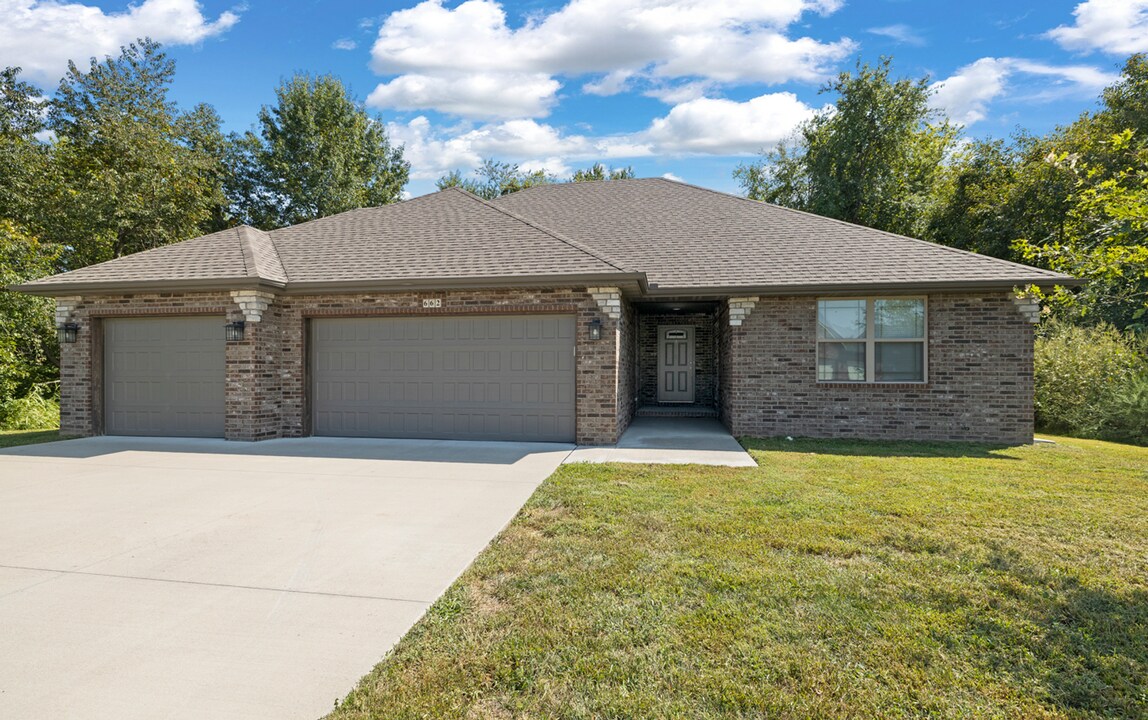 662 S Long Dr in Springfield, MO - Building Photo