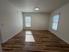 815 Green Oaks St in Greensboro, NC - Building Photo - Building Photo